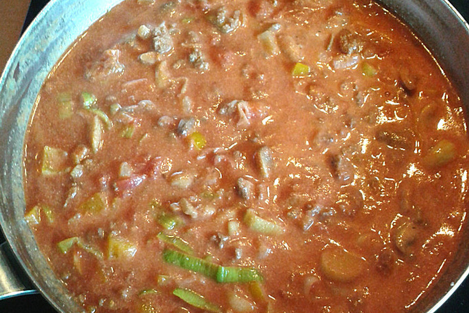 Tomaten-Käse-Suppe mit Mett und Gemüse