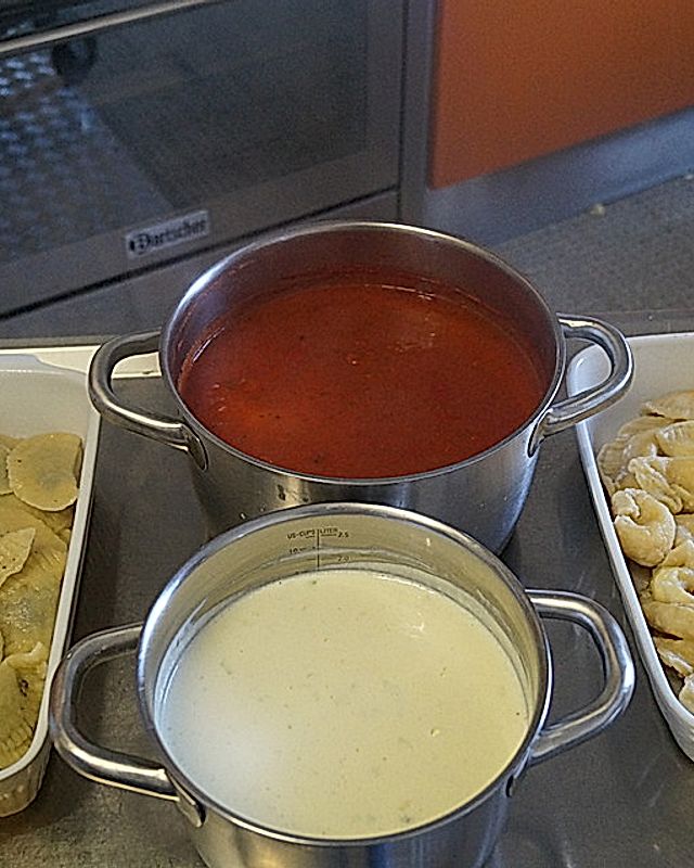 Selbstgemachte Pasta mit zweierlei Füllung und Soße