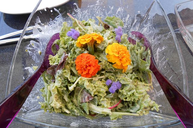 Friséesalat mit essbaren Blüten| Chefkoch