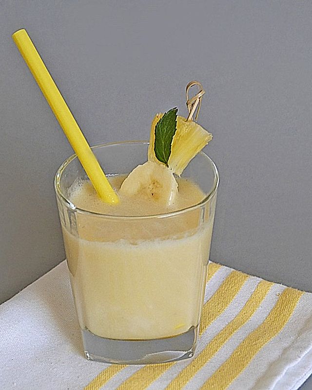 Ananas-Bananen-Milchshake mit Mandelmilch
