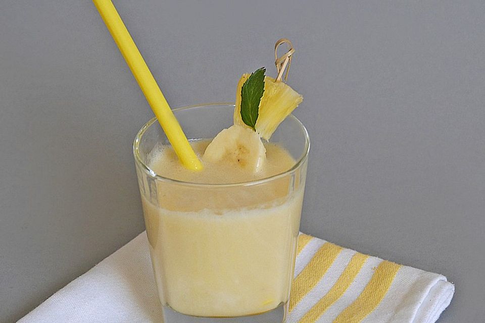 Ananas-Bananen-Milchshake mit Mandelmilch