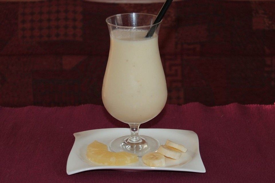 Ananas-Bananen-Milchshake mit Mandelmilch