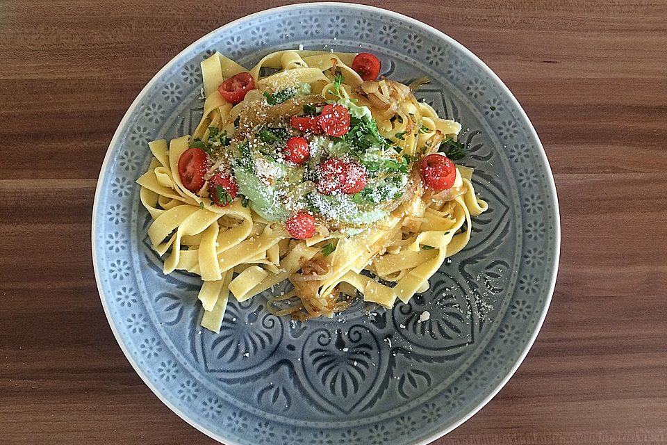 Nudeln mit Avocadopesto, Zwiebeln, Tomaten und Parmesan