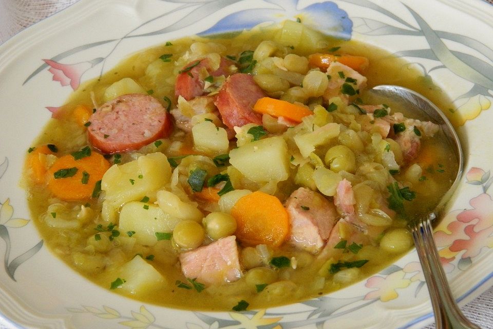 Herzhafte Erbsensuppe mit Kassler