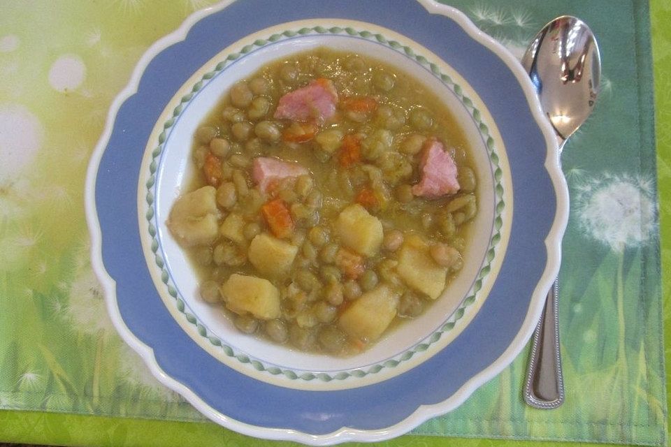 Herzhafte Erbsensuppe mit Kassler