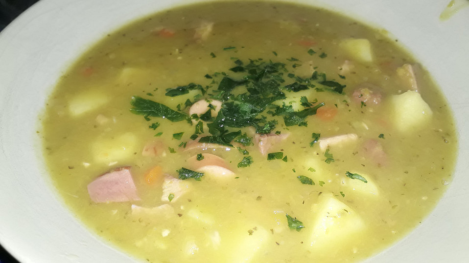 Herzhafte Erbsensuppe mit Kassler