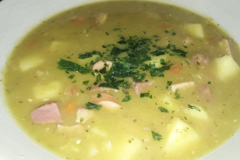 Herzhafte Erbsensuppe mit Kassler