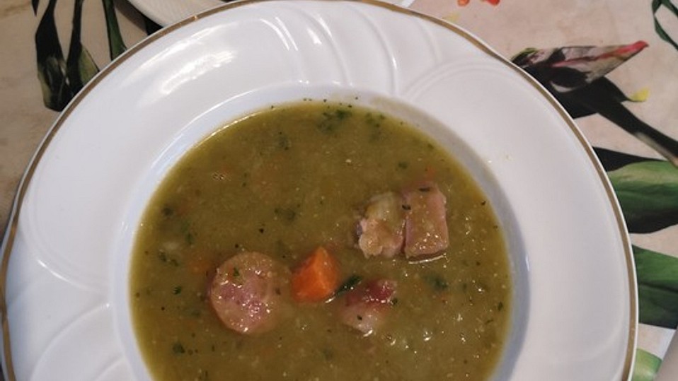 Herzhafte Erbsensuppe mit Kassler