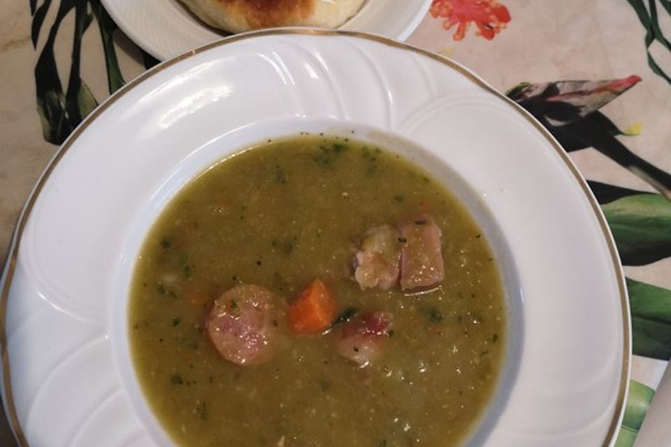 Herzhafte Erbsensuppe mit Kassler