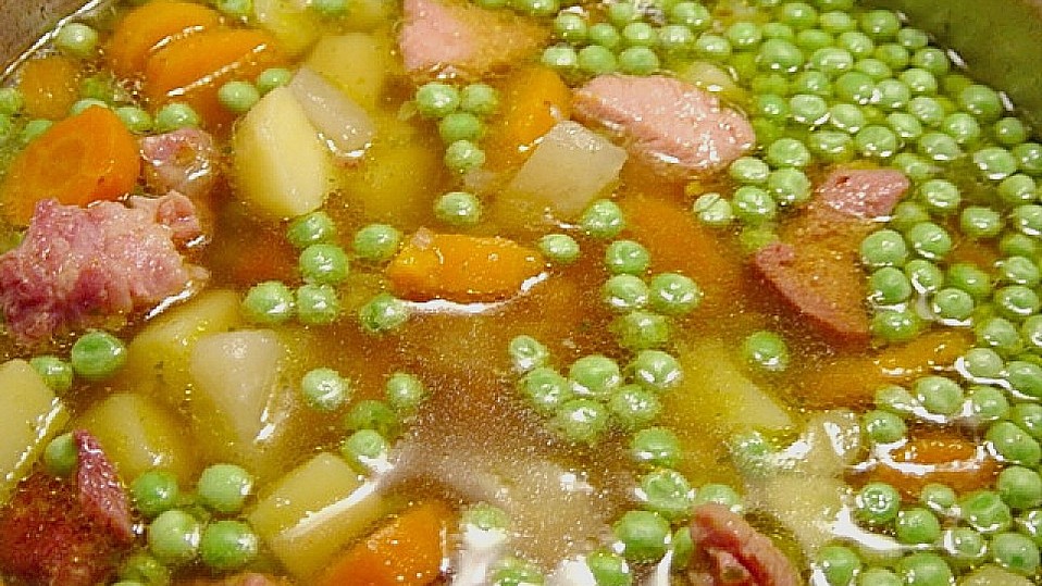 Herzhafte Erbsensuppe mit Kassler