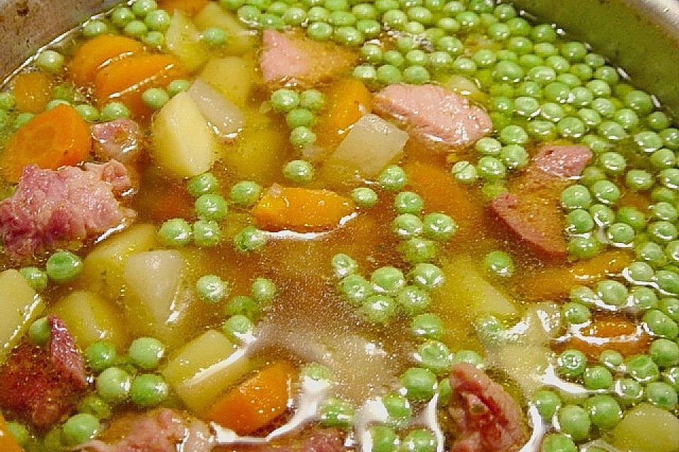 Herzhafte Erbsensuppe mit Kassler