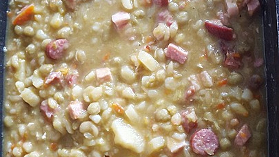 Herzhafte Erbsensuppe mit Kassler