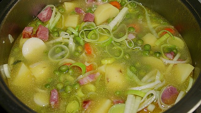 Herzhafte Erbsensuppe mit Kassler