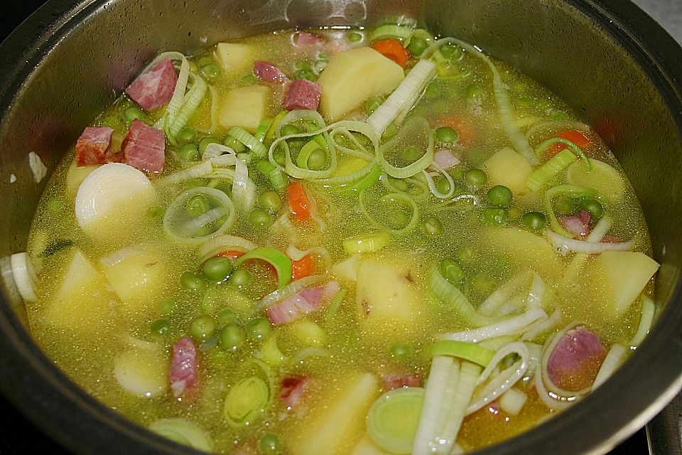 Herzhafte Erbsensuppe mit Kassler