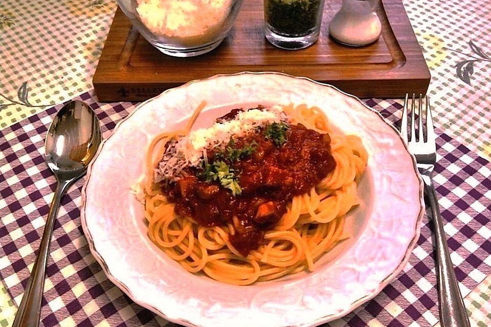 Nudeln mit Tomatensoße und gerösteten Schinkenwurstwürfeln