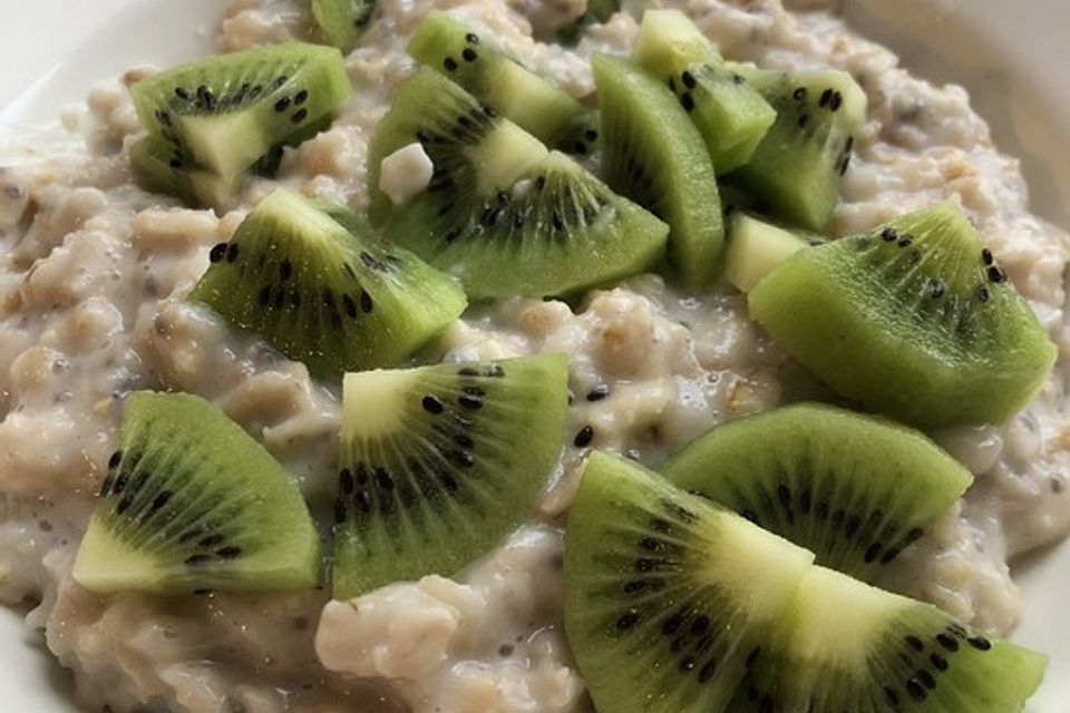 Porridge mit Mandelmilch und Chiasamen