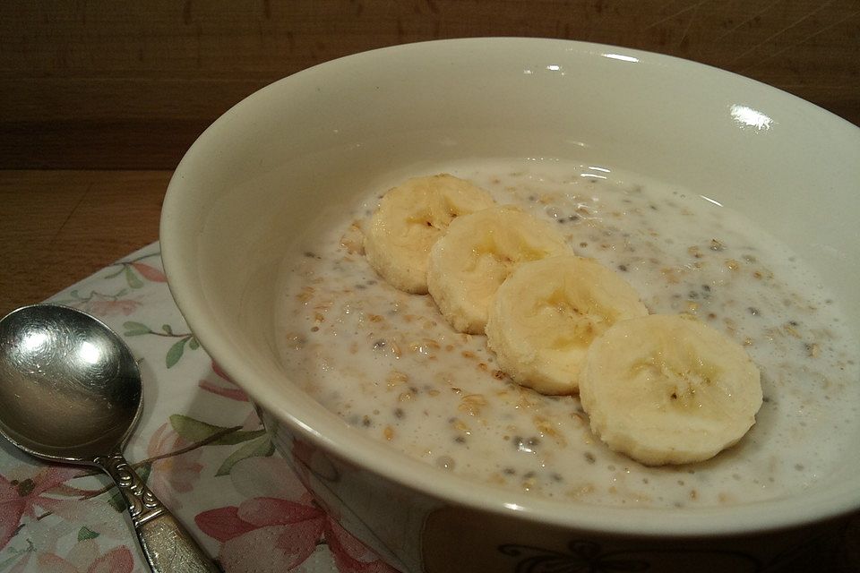 Porridge mit Mandelmilch und Chiasamen