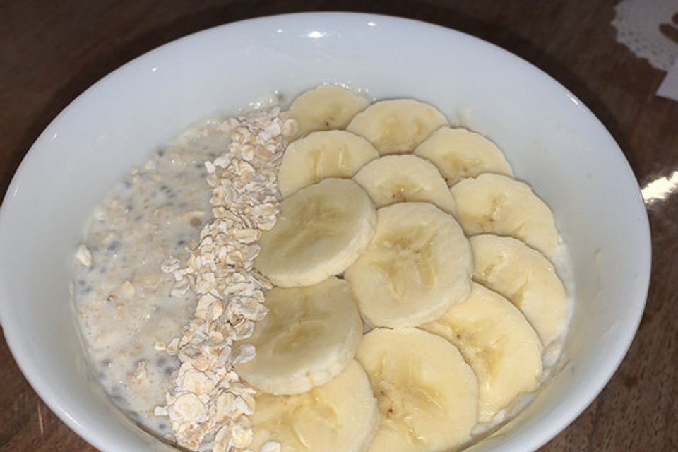 Porridge mit Mandelmilch und Chiasamen