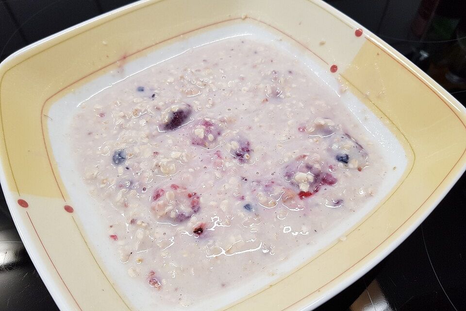 Porridge mit Mandelmilch und Chiasamen