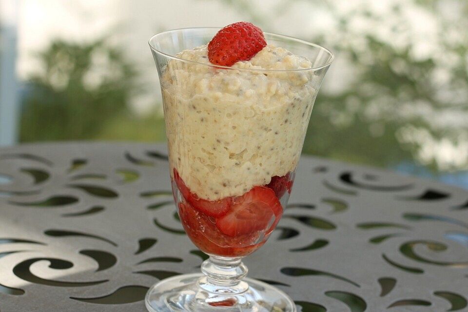 Porridge mit Mandelmilch und Chiasamen