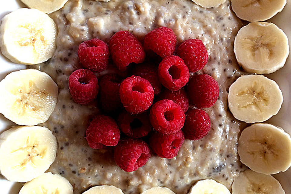 Porridge mit Mandelmilch und Chiasamen