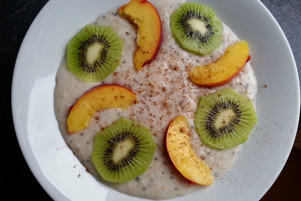 Porridge mit Mandelmilch und Chiasamen