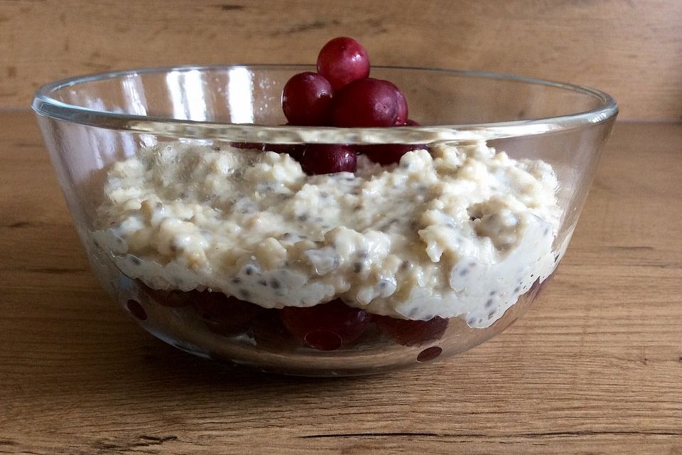 Porridge mit Mandelmilch und Chiasamen