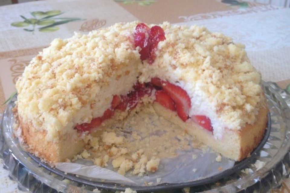 Heller Maulwurfkuchen mit Erdbeeren