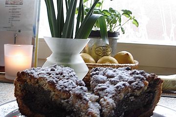 Kirsch-Mohn-Kuchen mit Marzipanstreuseln