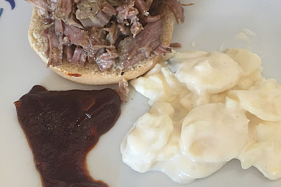 Konfiertes Nackensteak mit BBQ-Sauce an Kartoffelsalat