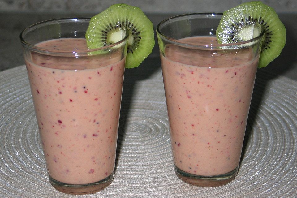 Erdbeer-Pfirsich-Kiwi-Smoothie