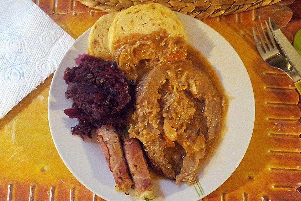 Rollbraten mit Kraut-Schmand-Füllung