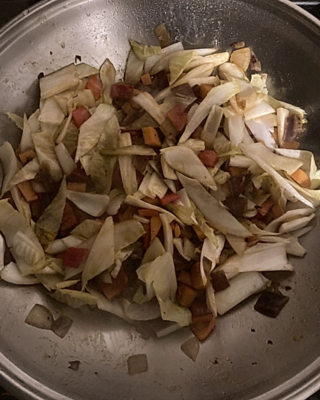 Asiatisch angehauchte Süßkartoffel-Chicorée-Pfanne