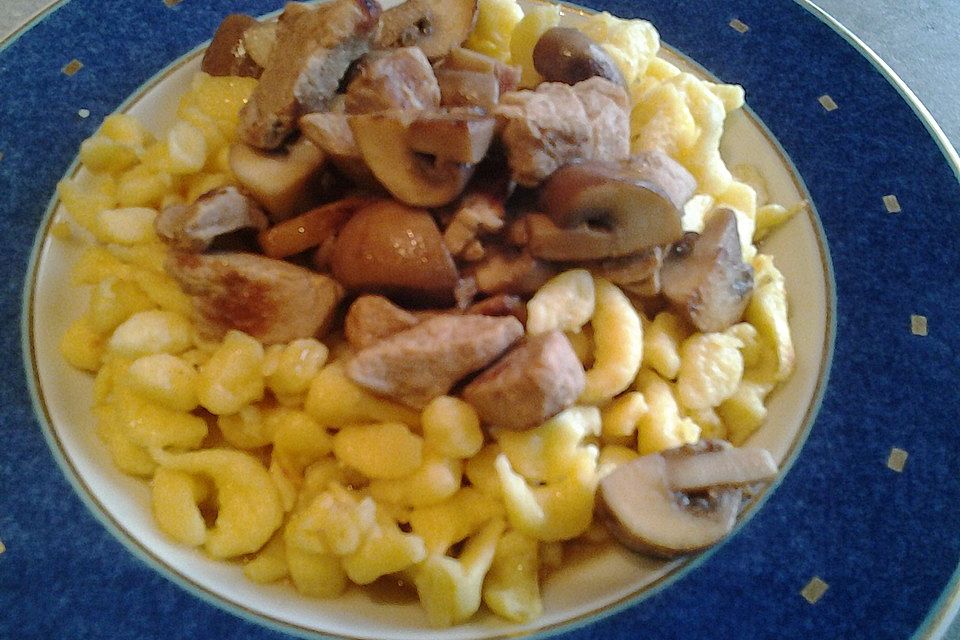 Hühnchengeschnetzeltes in dunkler Soße mit Champignons und Brokkoli