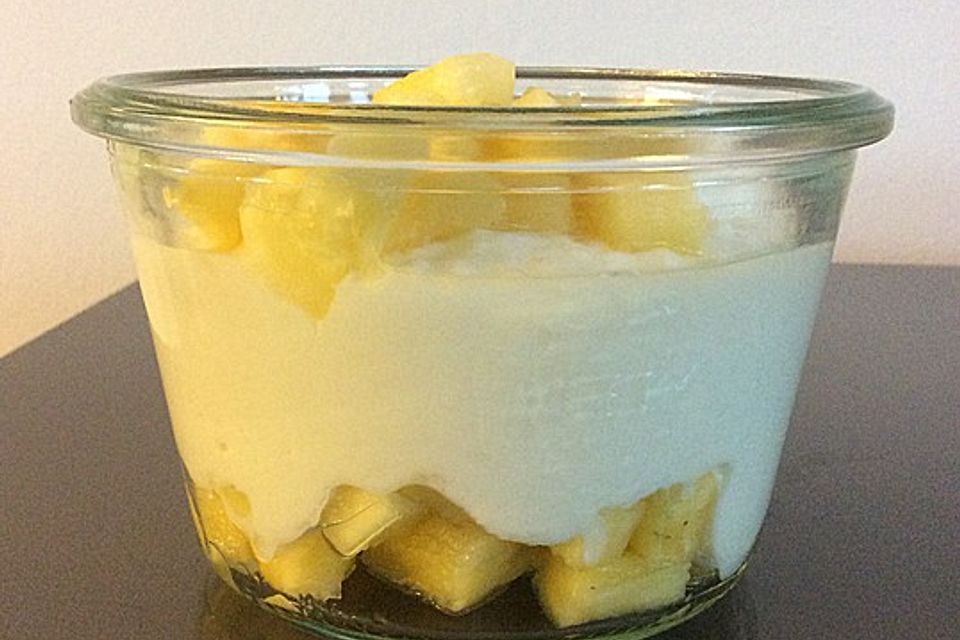 Kokos-Joghurt mit Ananas