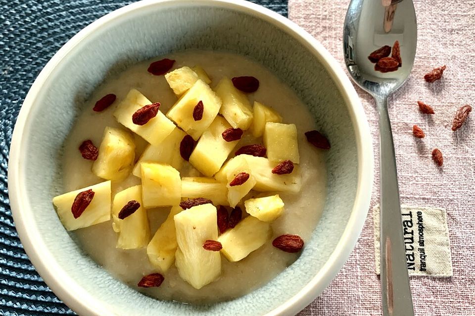 Oatmeal mit Ananas und Gojibeeren