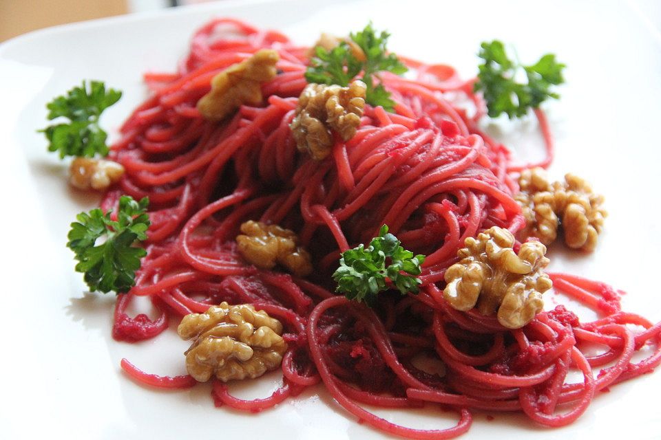 Pasta aus Roter Bete mit Walnüssen