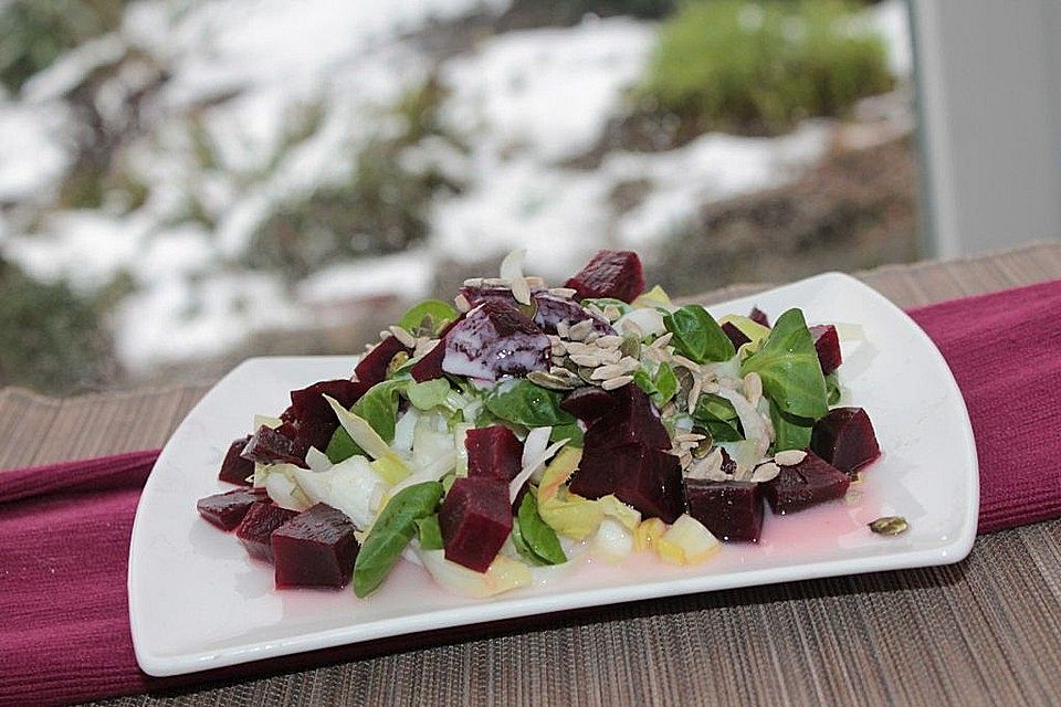 Rote Bete-Feldsalat mit Chicorée in Himbeer-Joghurt-Dressing und Körnerkrönung