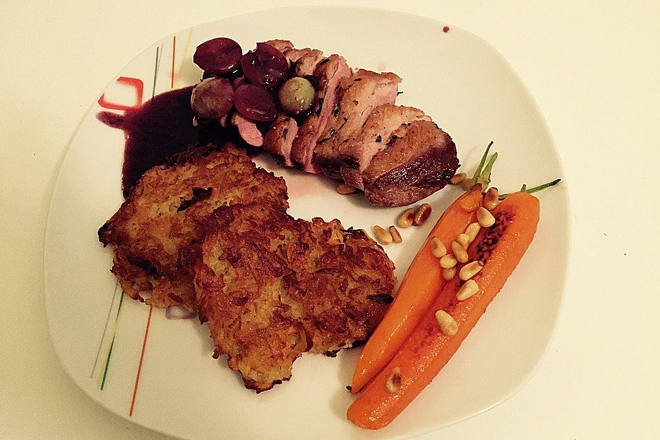 Entenbrust mit Kartoffelrösti und Möhrchen an Rotwein-Trauben-Sauce