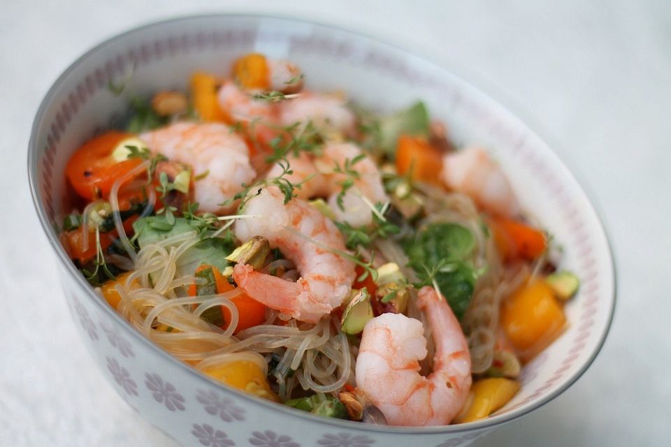 Glasnudelsalat mit Mango, Paprika, Avocado und Shrimps