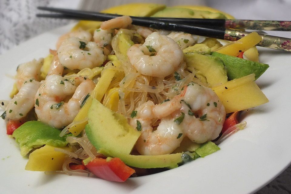 Glasnudelsalat mit Mango, Paprika, Avocado und Shrimps