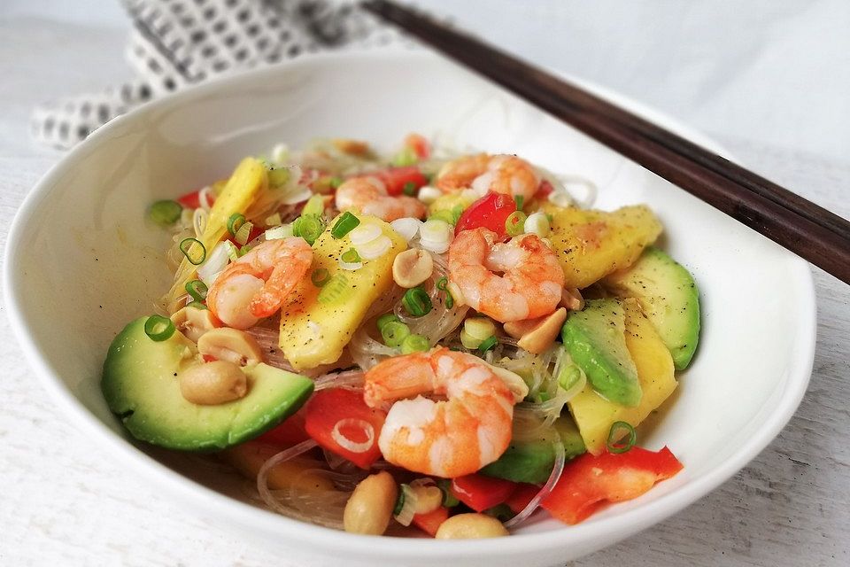 Glasnudelsalat mit Mango, Paprika, Avocado und Shrimps