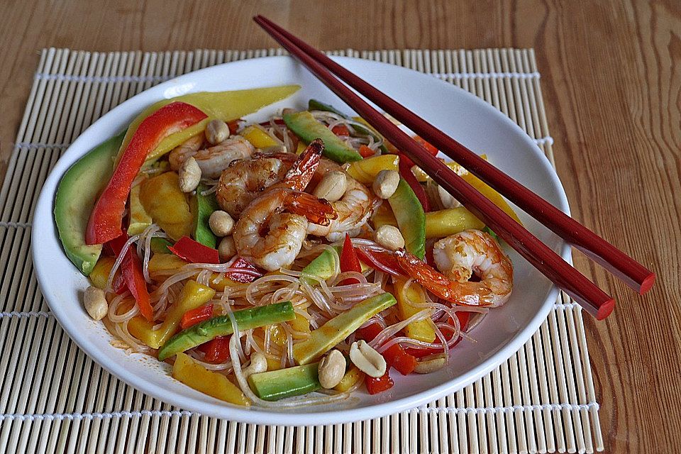 Glasnudelsalat mit Mango, Paprika, Avocado und Shrimps