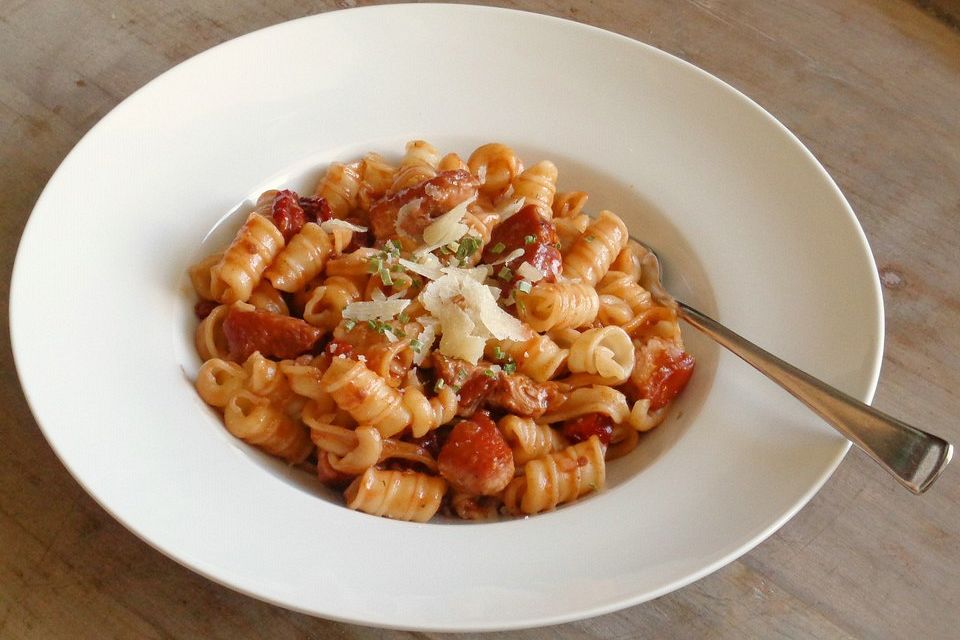 Nudeln mit getrockneten Tomaten und Huhn