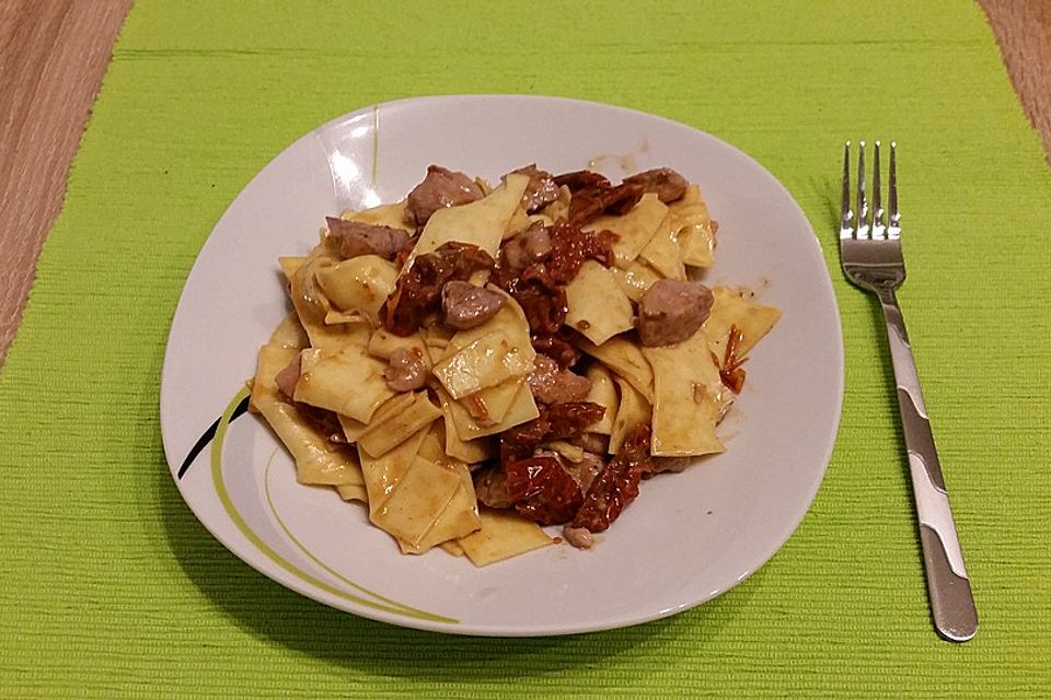 Nudeln mit getrockneten Tomaten und Huhn