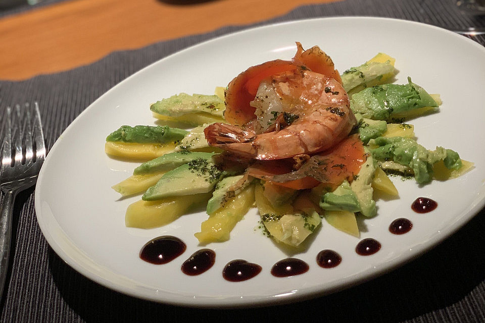 Avocado-Mango-Carpaccio mit Bärlauchvinaigrette, Lachs und Garnelen