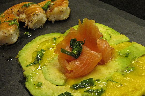 Avocado-Mango-Carpaccio mit Bärlauchvinaigrette, Lachs und Garnelen von ...