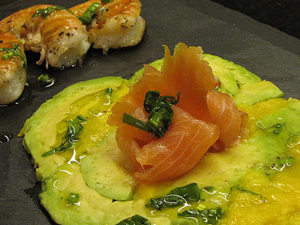 Avocado-Mango-Carpaccio mit Bärlauchvinaigrette, Lachs und Garnelen von ...