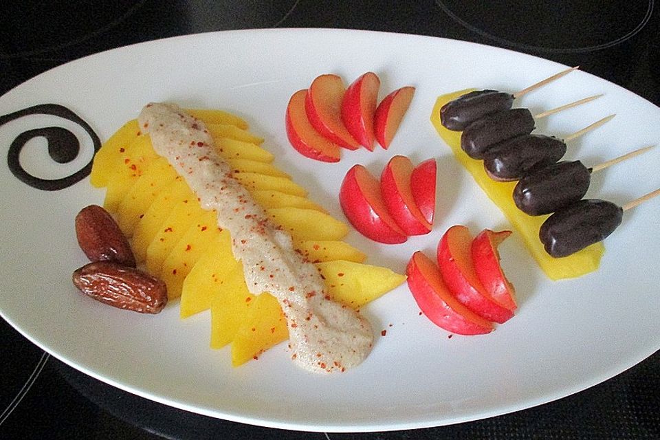 Schokolierte Datteln an Mango-Carpaccio mit Kokos-Vanille-Chili-Creme