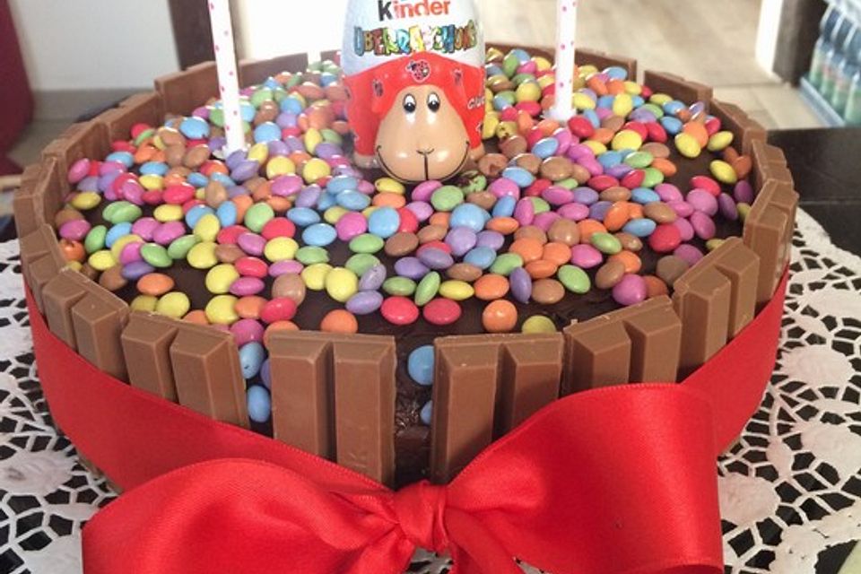 KitKat-Torte mit bunten Smarties